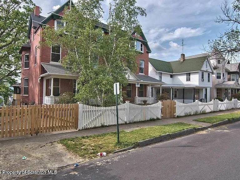 533 Quincy Ave — Photo 3