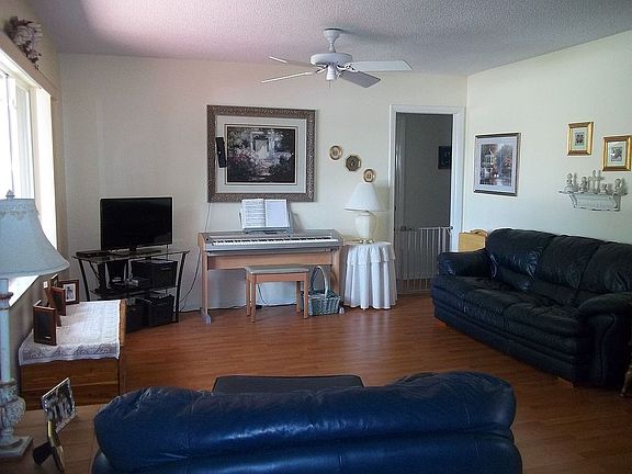 Versatile living room