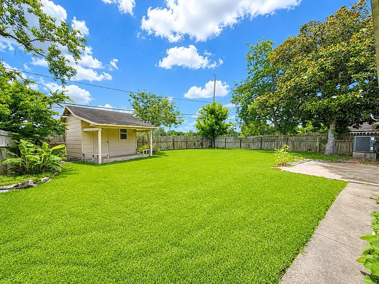 4006 Dalmatian Dr — Photo 17