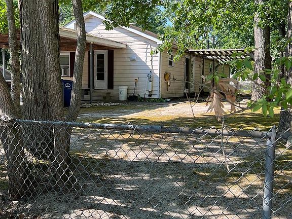 5th image of 1300 E Lakeshore Dr