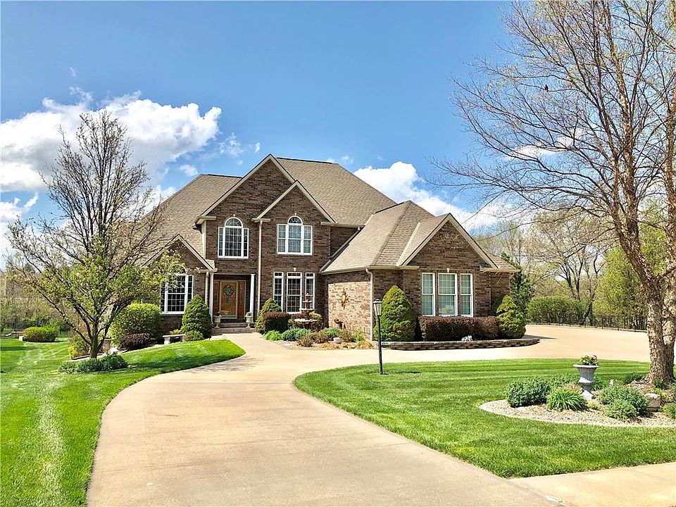 Beautiful 1.5 story in Corinth Estates