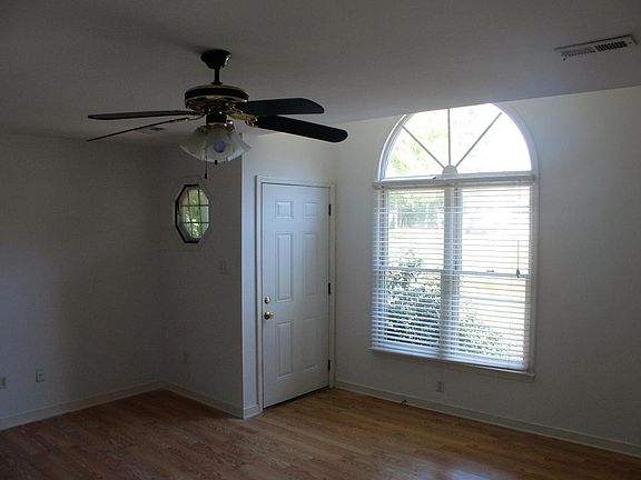 Greatroon w/entry door