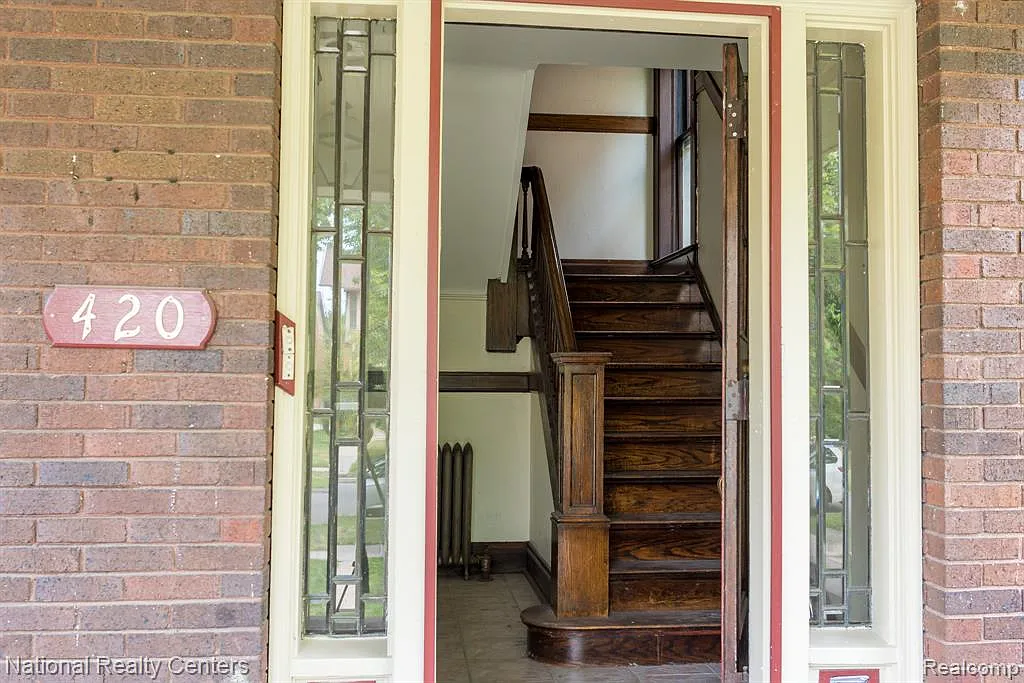3 bed, 1.0 bath, 1945 sqft, $2,100 — Photo 3
