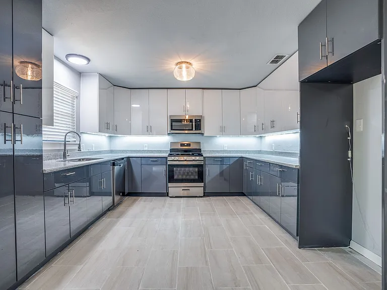 1403 Center St — Photo 8