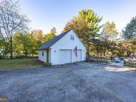 3rd image of 120 Ferry Ln