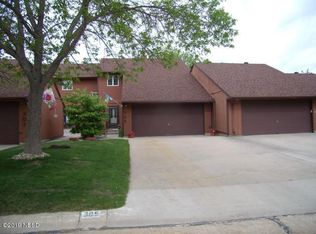 305 Summerwood Dr, Watertown, SD 57201