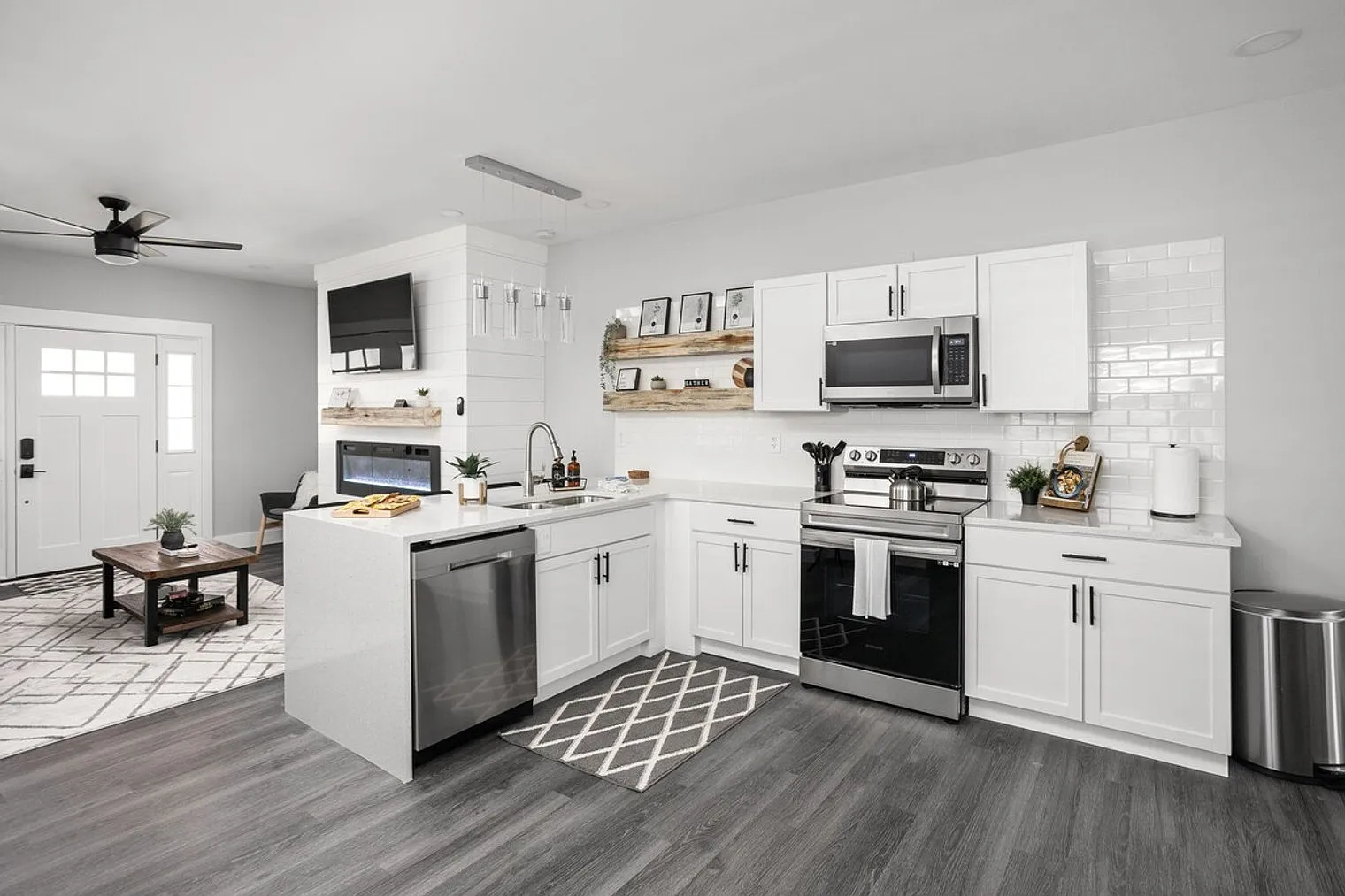 3 bed, 2.0 bath, $3,259 — Photo 3