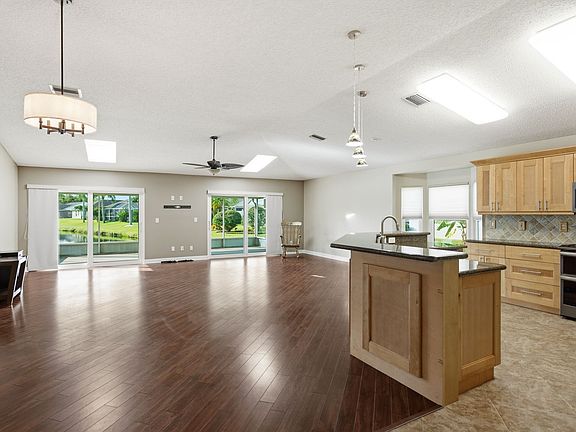 2nd image of 349 Fountainview Cir