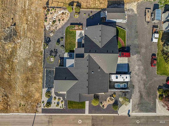 2nd image of 930 Applewood Dr