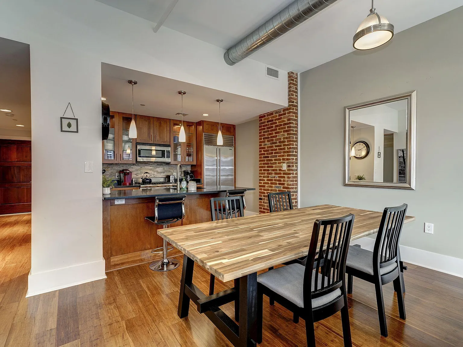 2 bed, 1200 sqft, $4,200 — Photo 2