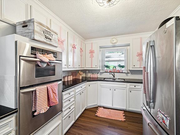 2nd image of 606 Brook Ln
