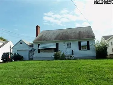 445 Wesley Ave photo 1