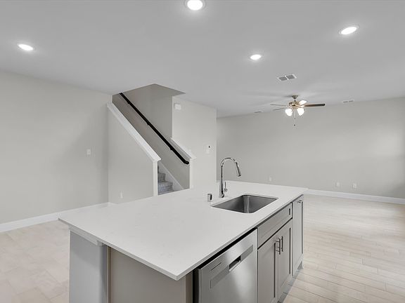 4th image of 905 Portina Dr