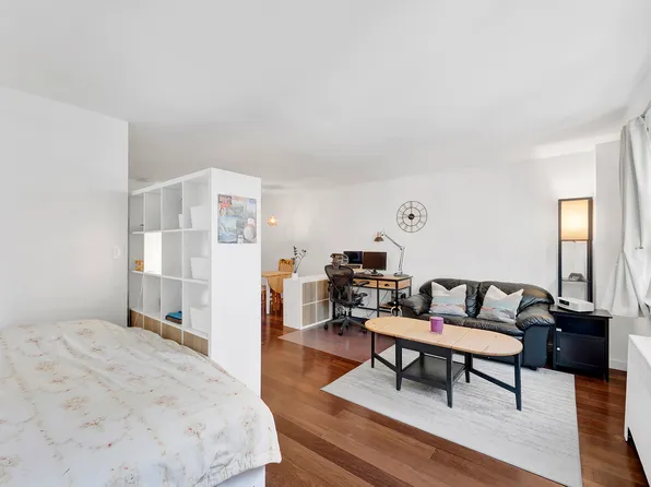 240 East 35th Street image 4 of 9