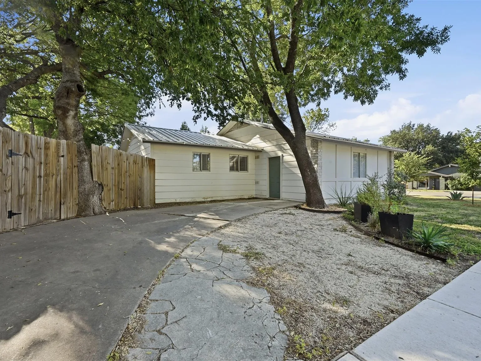 3 bed, 1.5 bath, 1209 sqft, $2,000 — Photo 4
