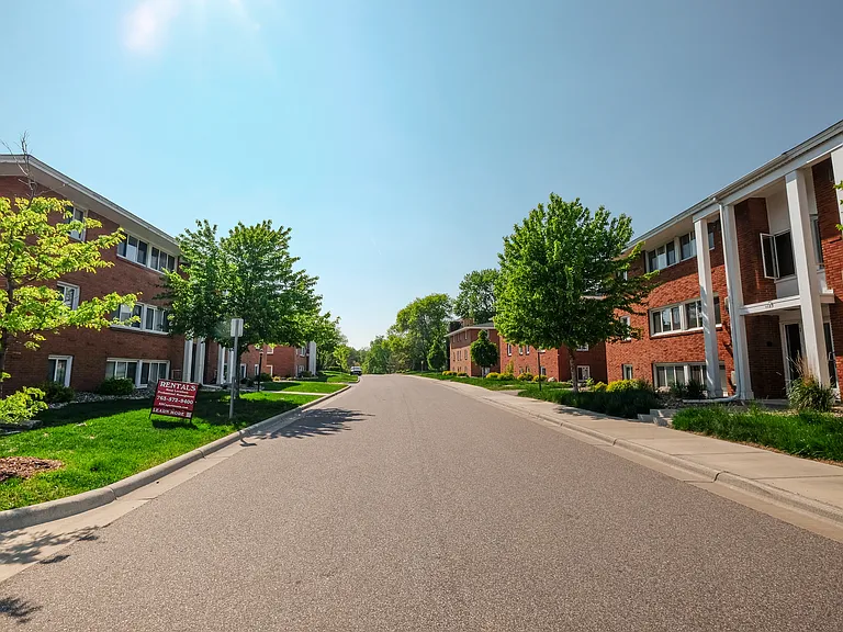 Hiawatha Court — Photo 1