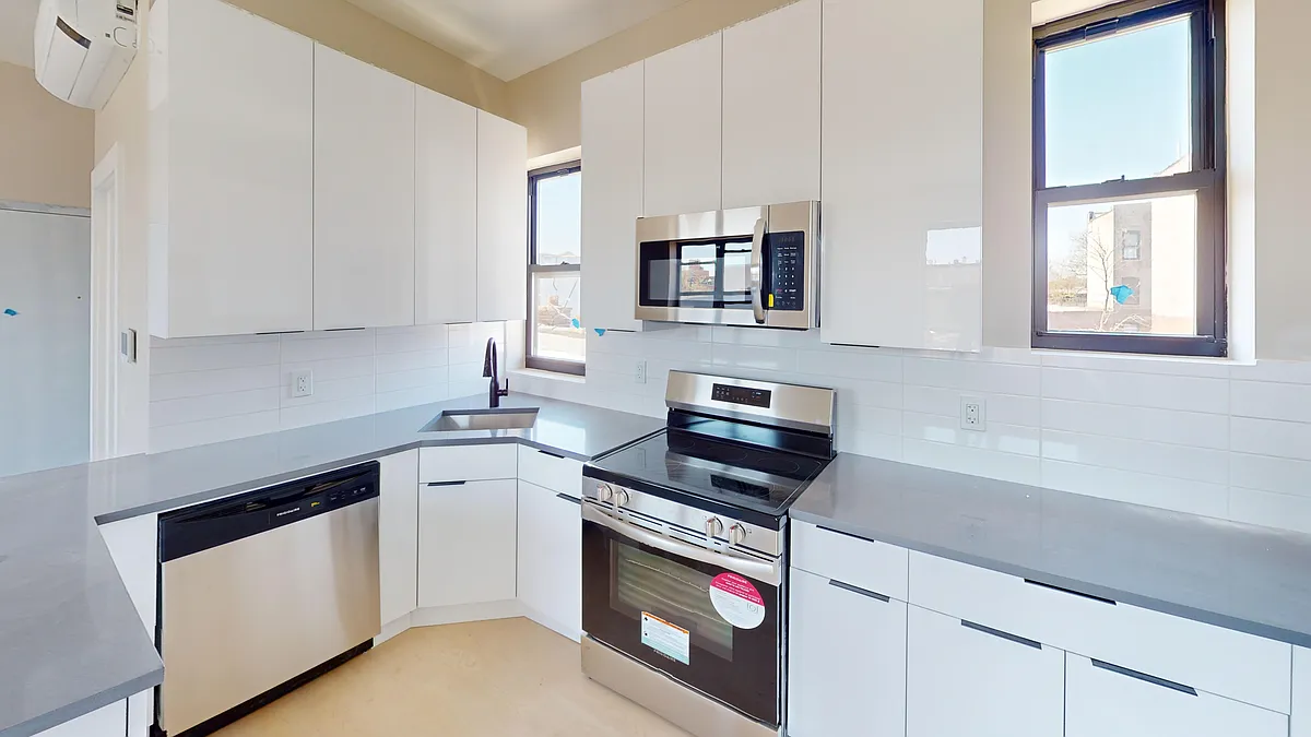 Building Photo - 2082 E 17th St #3C