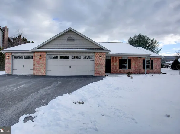 6937 Fairway Dr E, Fayetteville, PA 17222