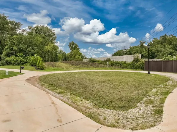 8 Tall Timbers Dr, Saint Louis, MO 63124