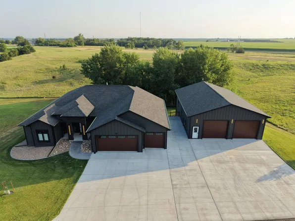 11 Golfside Dr, Pleasanton, NE 68866