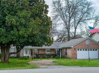 40 Golfview Dr, Hilltop Lakes, TX 77871
