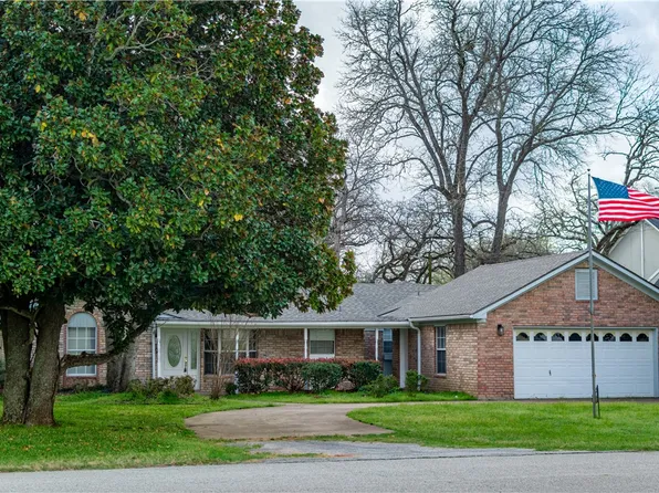 40 Golfview Dr, Hilltop Lakes, TX 77871