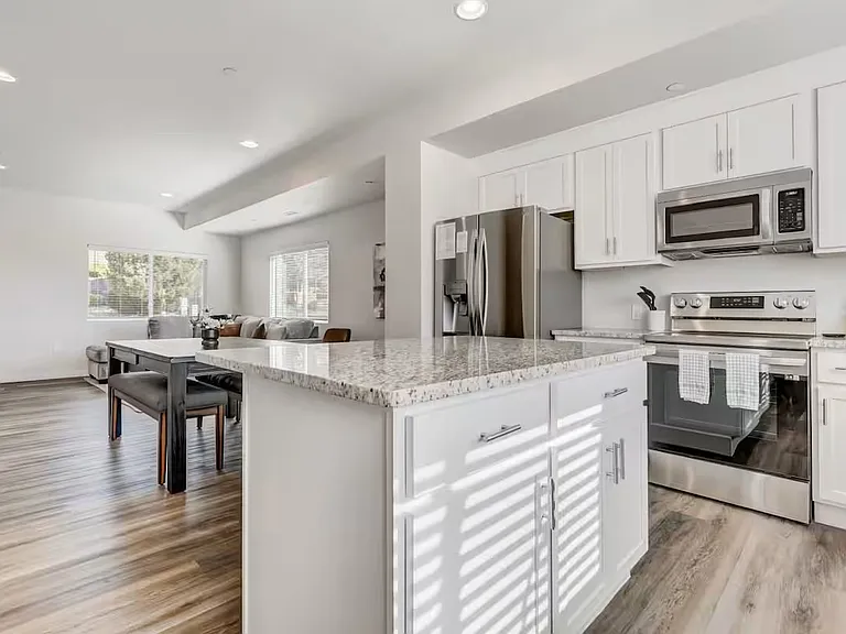 2220 E La Salle St — Photo 38