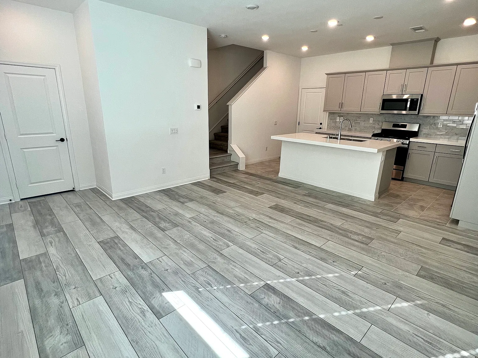 3 bed, 2.5 bath, 1316 sqft, $4,400 — Photo 4