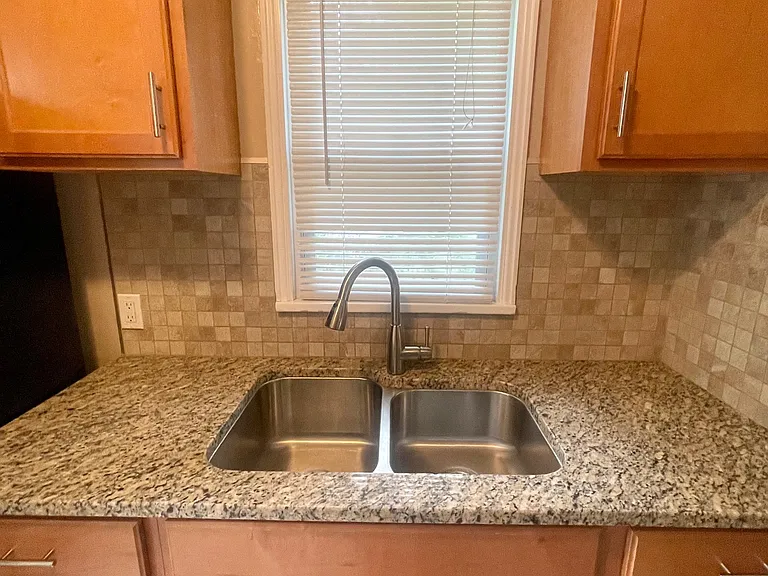 151 Eastmoreland Dr — Photo 9