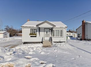 42 Mohns Ave, Petawawa, ON K8H2G8