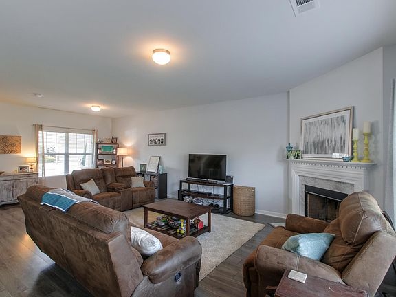 4th image of 382 Owl Dr