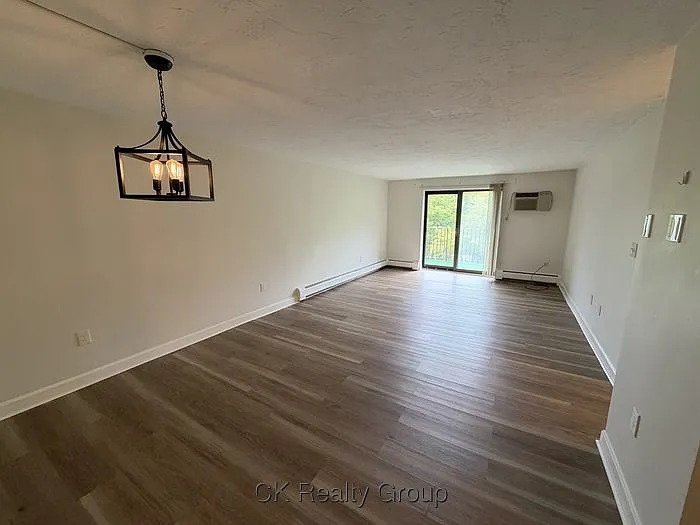 2 bed, 2.0 bath, 996 sqft, $2,500 — Photo 2