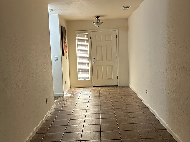 748 S Douglas Ave — Photo 2