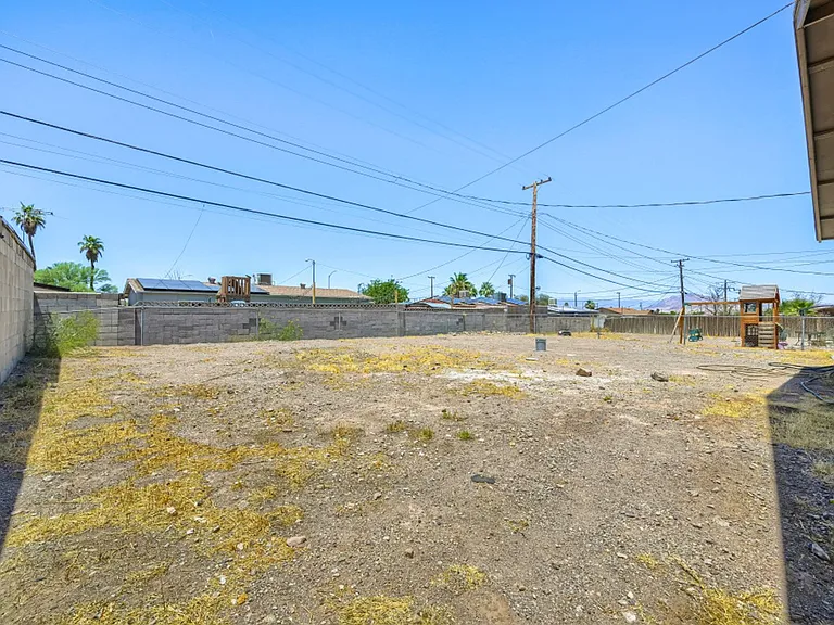 823 Center St — Photo 28