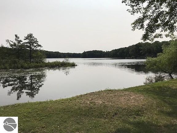 3rd image of 2566 Island Dr
