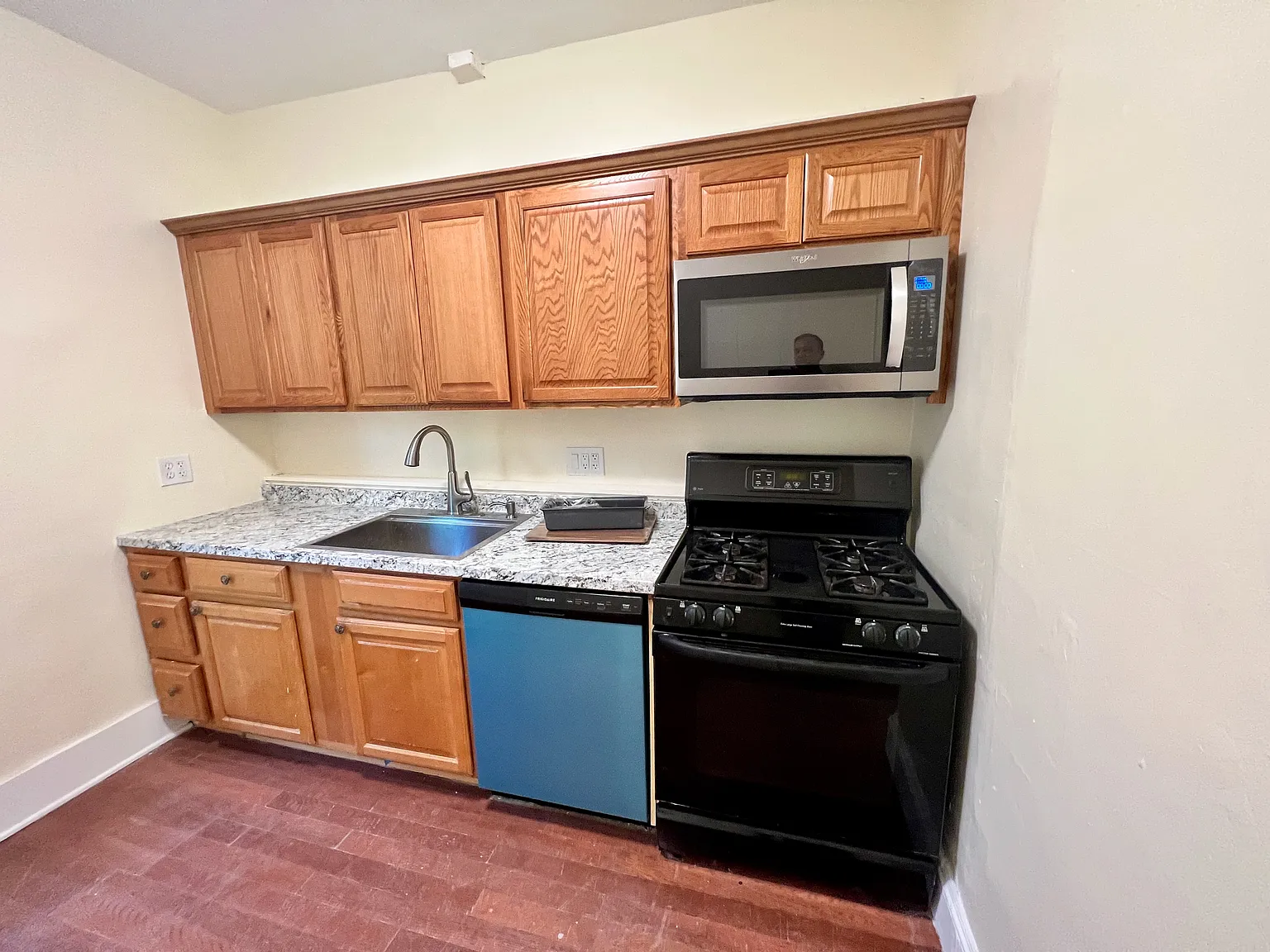3 bed, 950 sqft, $3,200 — Photo 2