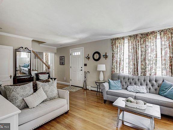4th image of 213 Rosewood Ave