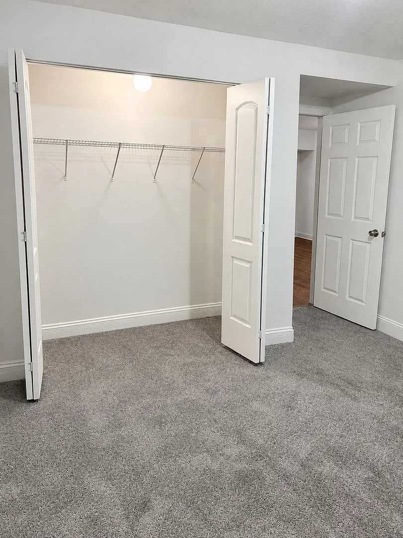 West Rogers Park Apartments Near Warren Park With In-Unit Laundry — Photo 4