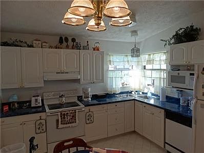 Kitchen w-appliances