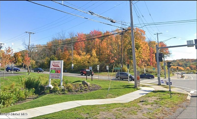 3rd image of 898 Riverview Road