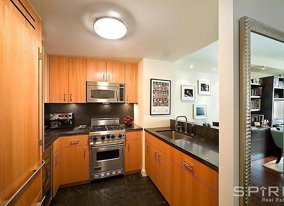 2nd image of 240 W 37th St Lbby A