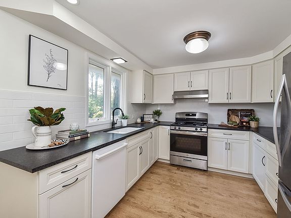 4th image of 419 S Knollwood Dr