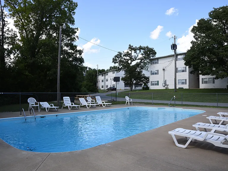 Green Oaks Apartments — Photo 7
