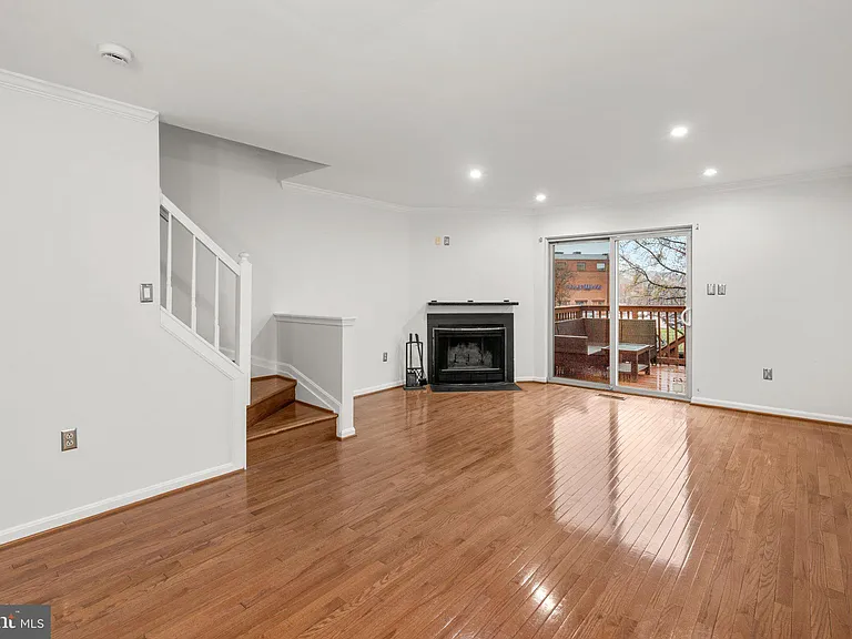 1120 S Kenwood Ave — Photo 6