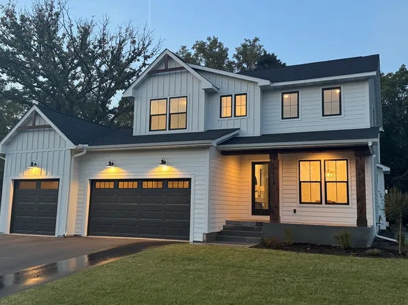 2415 Laurie Ct, Roseville, MN 55113