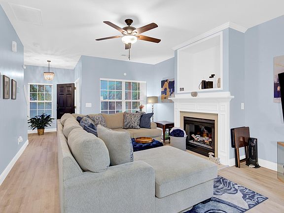 4th image of 8442 Summerglen Cres