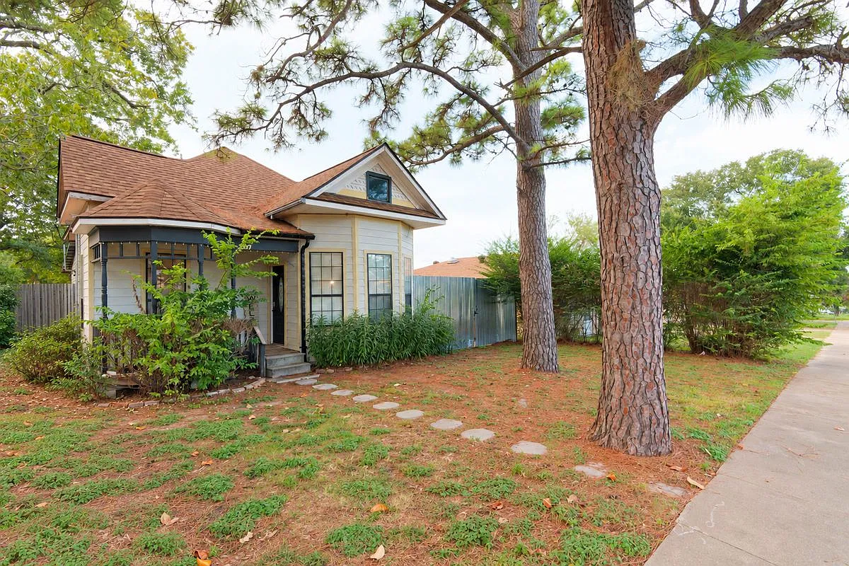 2 bed, 1.0 bath, 580 sqft, $1,399 — Photo 1