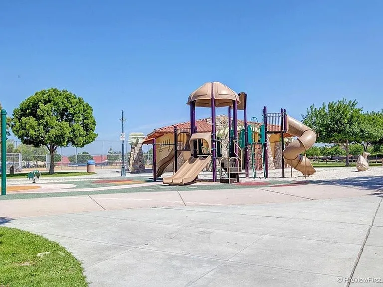 1808 San Sebastian Ave — Photo 4