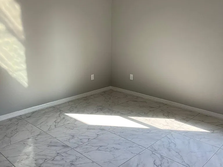 2611 Primrose Ave — Photo 6