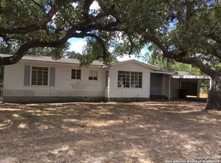 301 W Dilley Ave, Devine, TX 78016